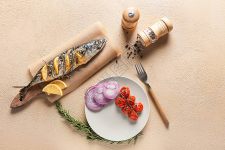 彩色背景上新鲜蔬菜和香料的烤鲭鱼图片