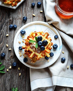 Viense华夫饼蓝莓和蜂蜜图片