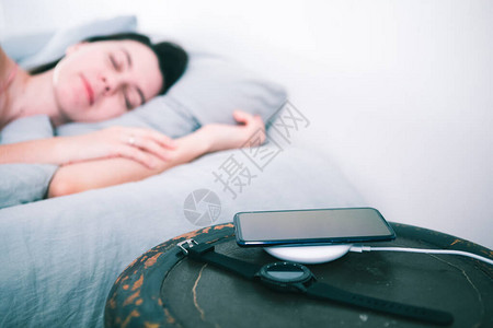 无线充电器复制空间的床用手机充图片