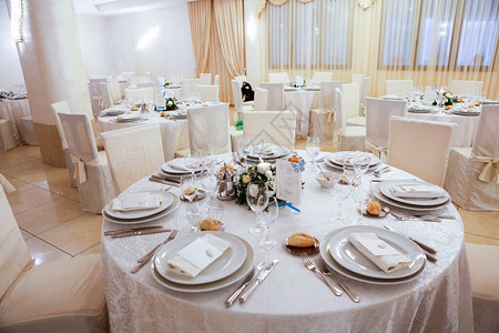 婚礼宴会厅餐桌布置图片