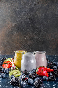 夏季水果和浆果冰沙饮料图片