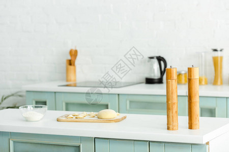 厨房木制砧板上的生饺子图片