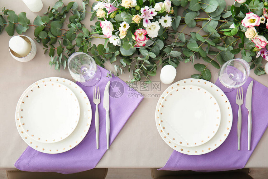 紫色系婚礼餐桌布置图片