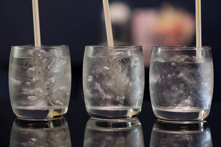 三杯冰水桌上放着冰块冰水饮用概念图片