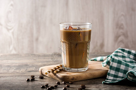 咖啡或咖啡拿铁放在木制桌图片