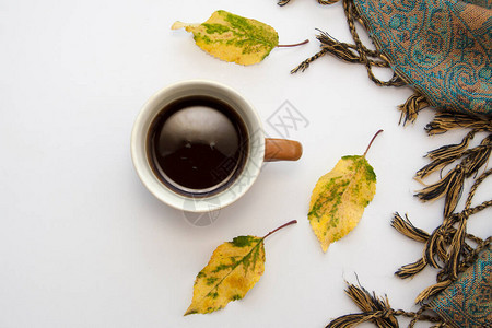 秋天的公寓里放着咖啡落叶和围巾舒适的思绪背景图片