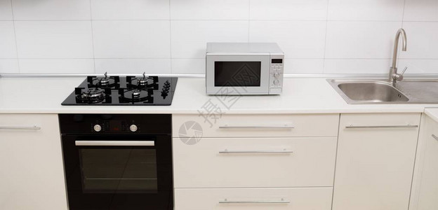 现代厨房室内有电炉和微波图片