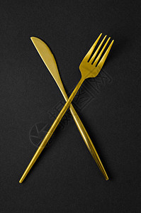 一套金色工具叉子刀黑背景图片