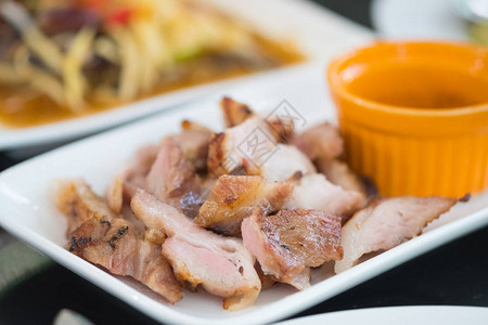 烤猪颈肉泰式食物图片