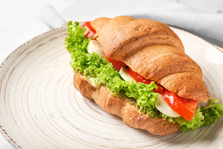 美味的羊角面包三明治在图片