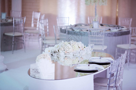 带桌椅和白花的婚房内部背景图片