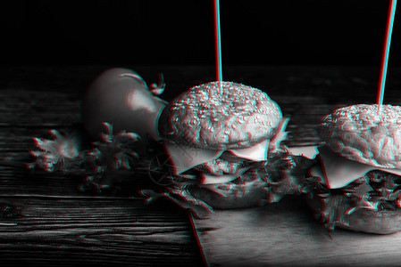 两个汉堡包肉奶酪沙拉西红柿放在木桌特写板上具有3D故障虚拟现图片