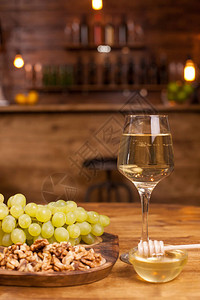 在一家老式餐厅的木板上放着一杯白葡萄酒图片