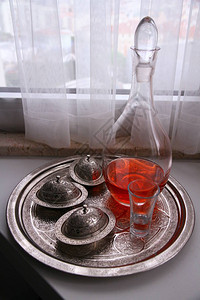 茶杯玻璃和糖碗的观景图片