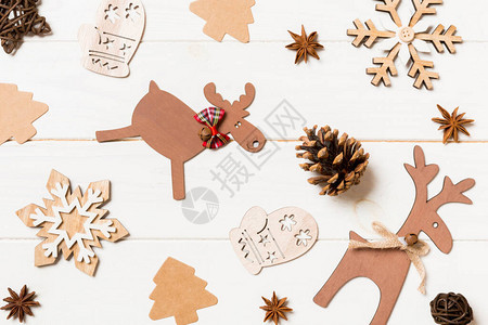 新年装饰品假日概念圣诞玩具的顶层景色背景图片