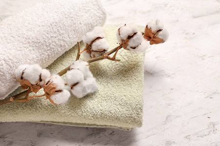 浅色背景中的棉花和柔软的毛巾图片