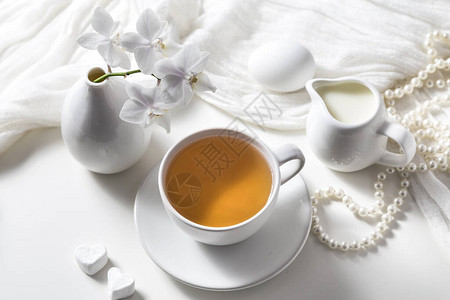 茶在杯子里白兰花图片