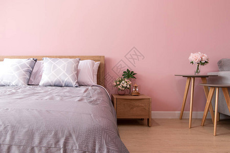 粉红色墙附近有舒适床铺的房图片