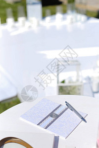 白和手笔放在桌子上新娘多面体的概图片