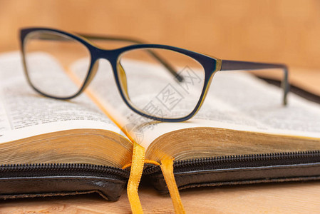 圣经上有眼镜图片