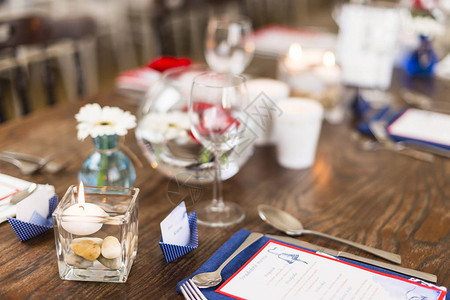 传统海军风格的婚礼餐桌布置图片