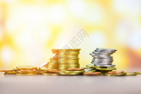 桌上的硬币一堆金币银币和铜币在散景背货币金融图片