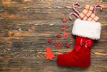 圣诞袜与木制上的礼物图片