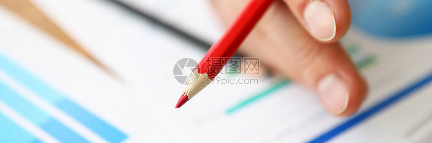 手指拿着红色铅笔在背景图上为企业家提供远程访问咨询服务对企业的务分析大流行期间克图片