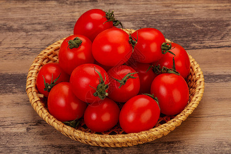 碗里成熟多汁的红樱桃番茄背景图片