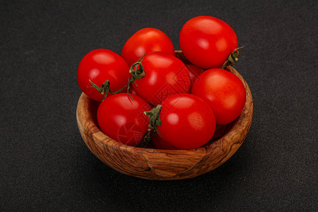 碗里成熟多汁的红樱桃番茄图片