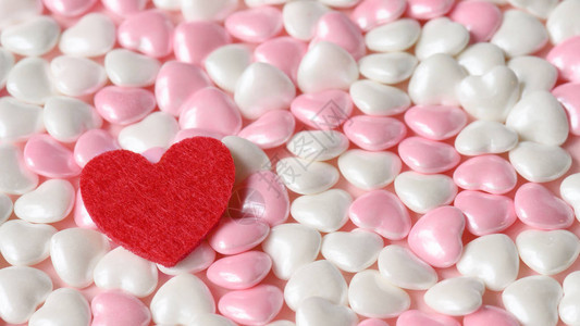红色心脏的糖果情人节红心背图片