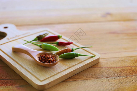 木背景的一勺辣椒和新鲜辣椒用于食品原料图片