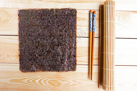 sush海藻木制背景的垫子和筷子图片