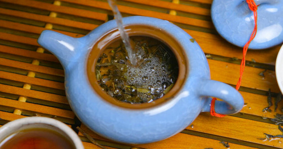 茶壶茶杯和茶叶图片