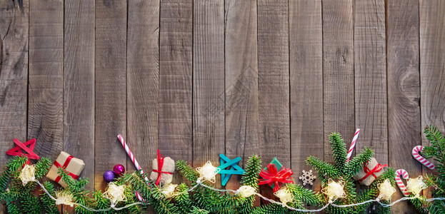 圣诞树上装饰着木制背景图片
