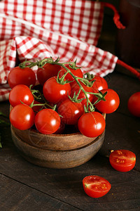 有机蔬菜木碗里的西红柿图片
