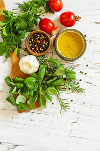烹饪的成份草料香橄榄油和木制桌上的蔬菜图片