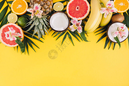 夏季水果热带棕榈叶菠萝椰子葡萄果橙色和粉红背景的香蕉背景图片