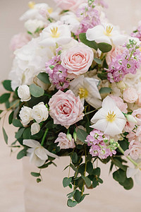 美丽的鲜花装饰餐厅的婚礼餐桌和宴会厅图片