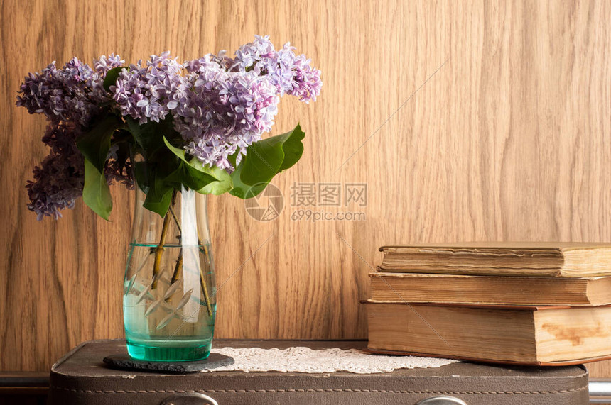 室内装饰花瓶和书图片