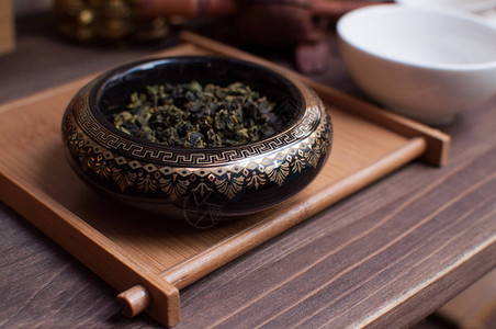 竹架上平碗茶叶背景图片