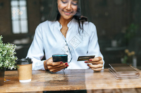 通过咖啡店的智能手机通过信用卡支付货款图片