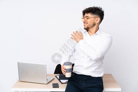 阿拉伯男子在一间办公室中因努力而孤立于白种背景的阿拉伯男子图片