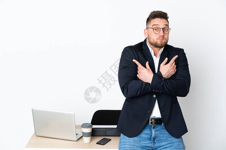 办公室里的俄罗斯男子孤立在白种背景的白人背景指图片