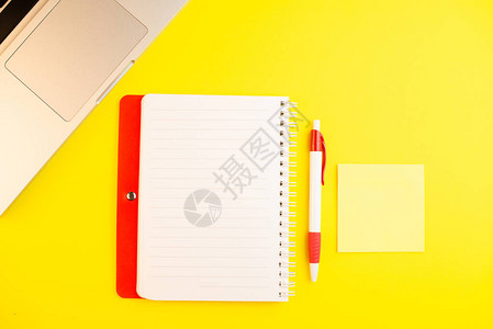 黄色背景上的笔记本电脑记事本规划器和便条棒平躺复制空间办公图片