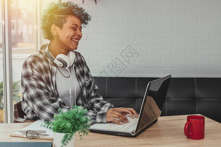在家中或办公室打电脑打字的年轻女学生图片