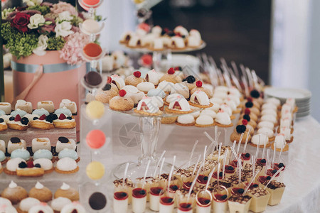 餐厅婚礼招待会的餐桌上有美味甜点和水果肉桂饼蛋糕和饼干图片
