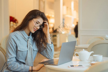 女人正在网吧的电脑上工作背景图片