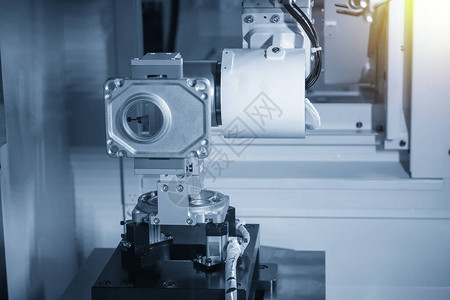 机械臂系统与CNC铣床一起用于零件设置过程机器人系统的高科技汽车图片