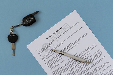 带有合同笔和钥匙的汽车租赁协议销售租赁和保险汽车的概图片